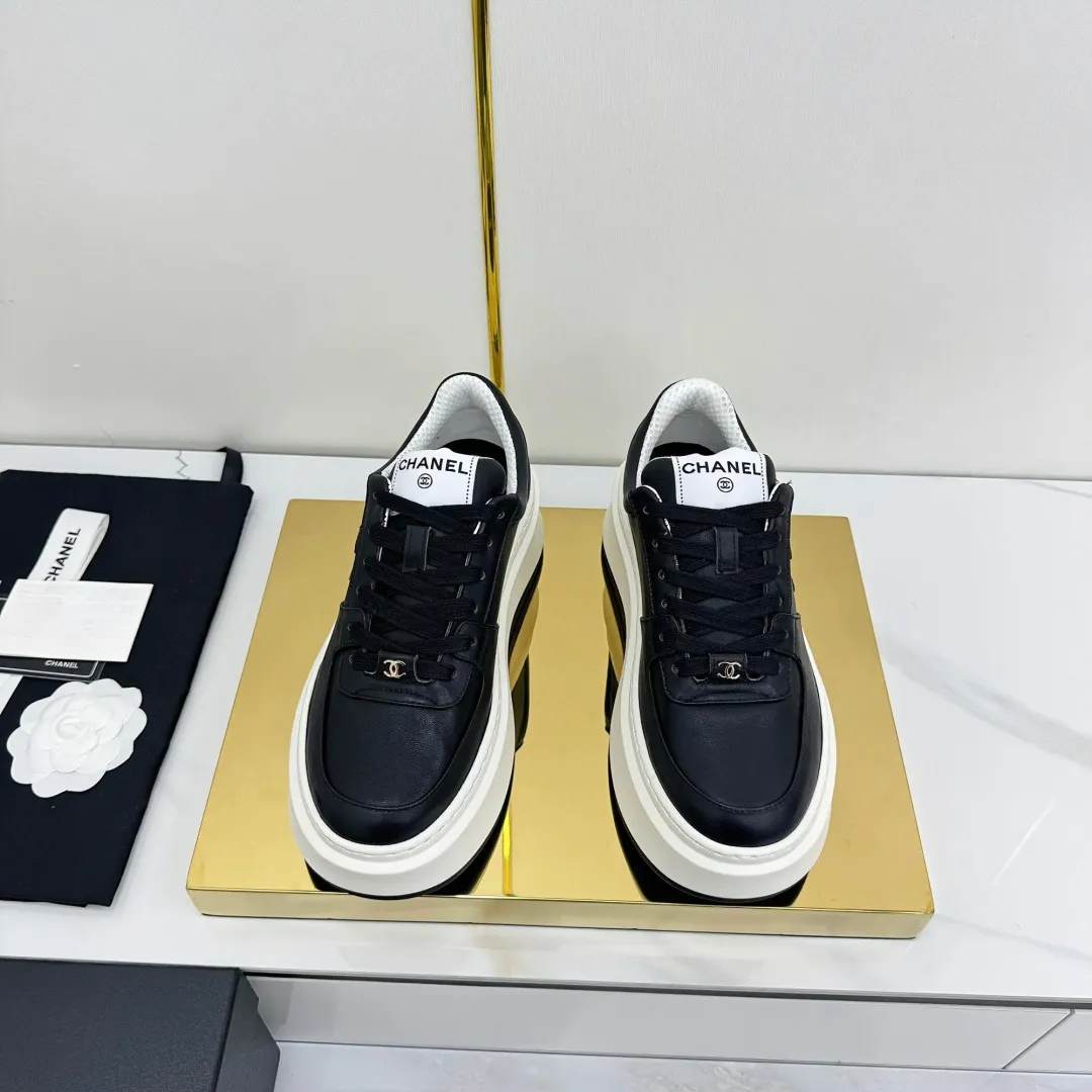 👟👟Ex-factory price 600👟👟 Upgraded version, upgraded version, upgraded version! No rebuttal accepted! ! ! ! Chanel Chanel panda shoes! 2025 counter's top casual sports shoes. This classic design; the upper is electro-embroidered with a variety of techniques; the outsole is fashionable and sporty; the unusual inclusion of a variety of color matching elements... The diversified mix and match is very good-looking and versatile, and can be used for leisure, fashion, sports, and outdoor... ꫛꫀꪝ Go➫ Materials: ❶Upper made of: original imported first-layer silk cowhide + original waterproof cloth + original first-layer cowhide ❷Inner lining: Original Yangli+Net ❸Outsole based on: Original TPU combination outsole Counter boutique packaging complete set for women 35–41 👉 👉 👉 👉 👉